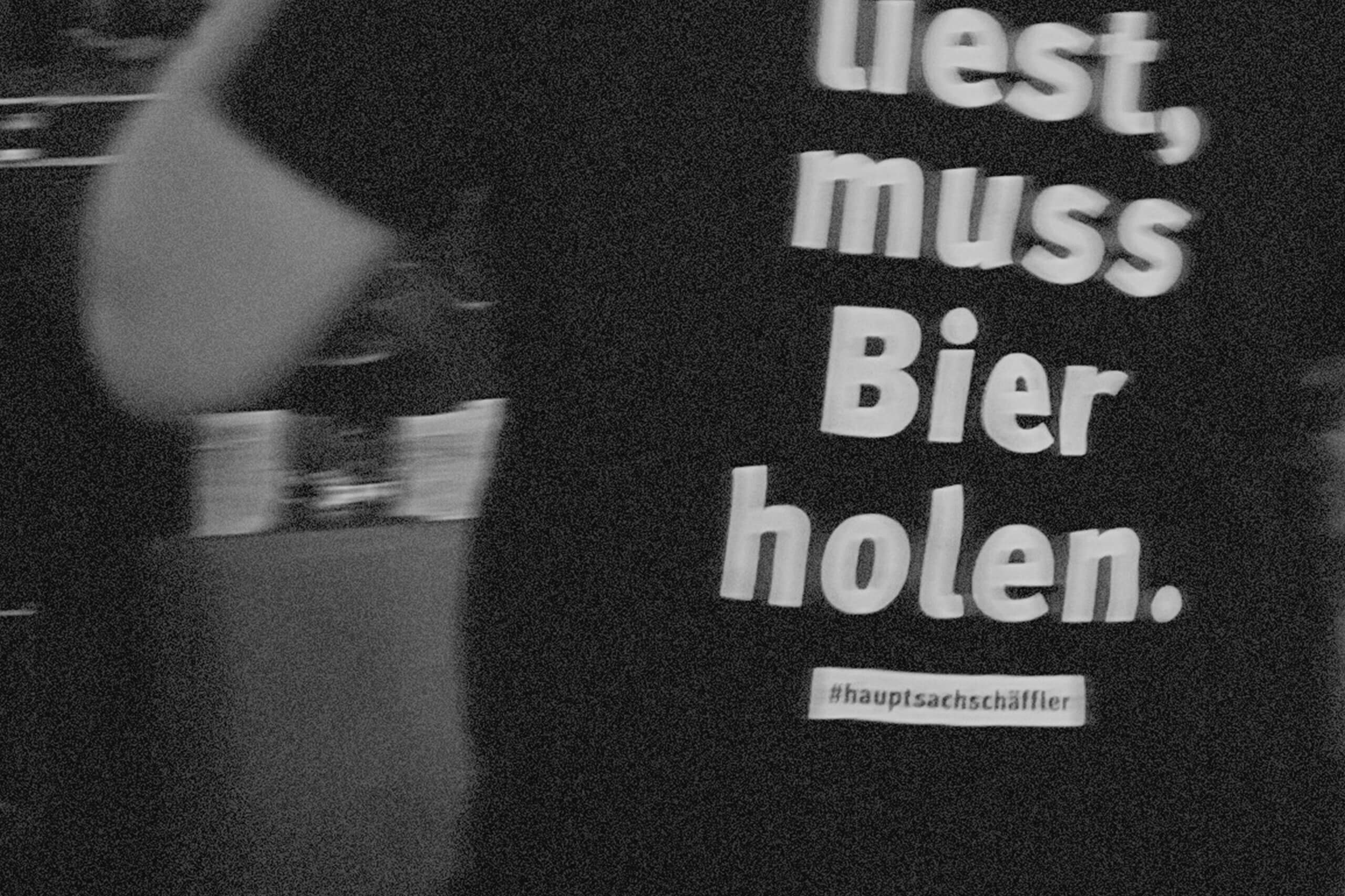 Blurry Fotografie eines Rückenprints eines Schaeffler T Shirts.